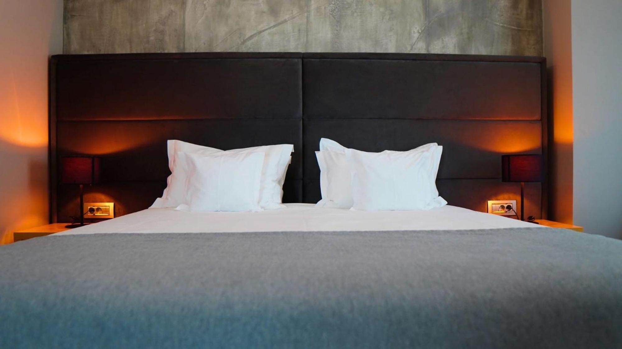 Aniroc Signature Hotel أراد المظهر الخارجي الصورة A bed with two pillows