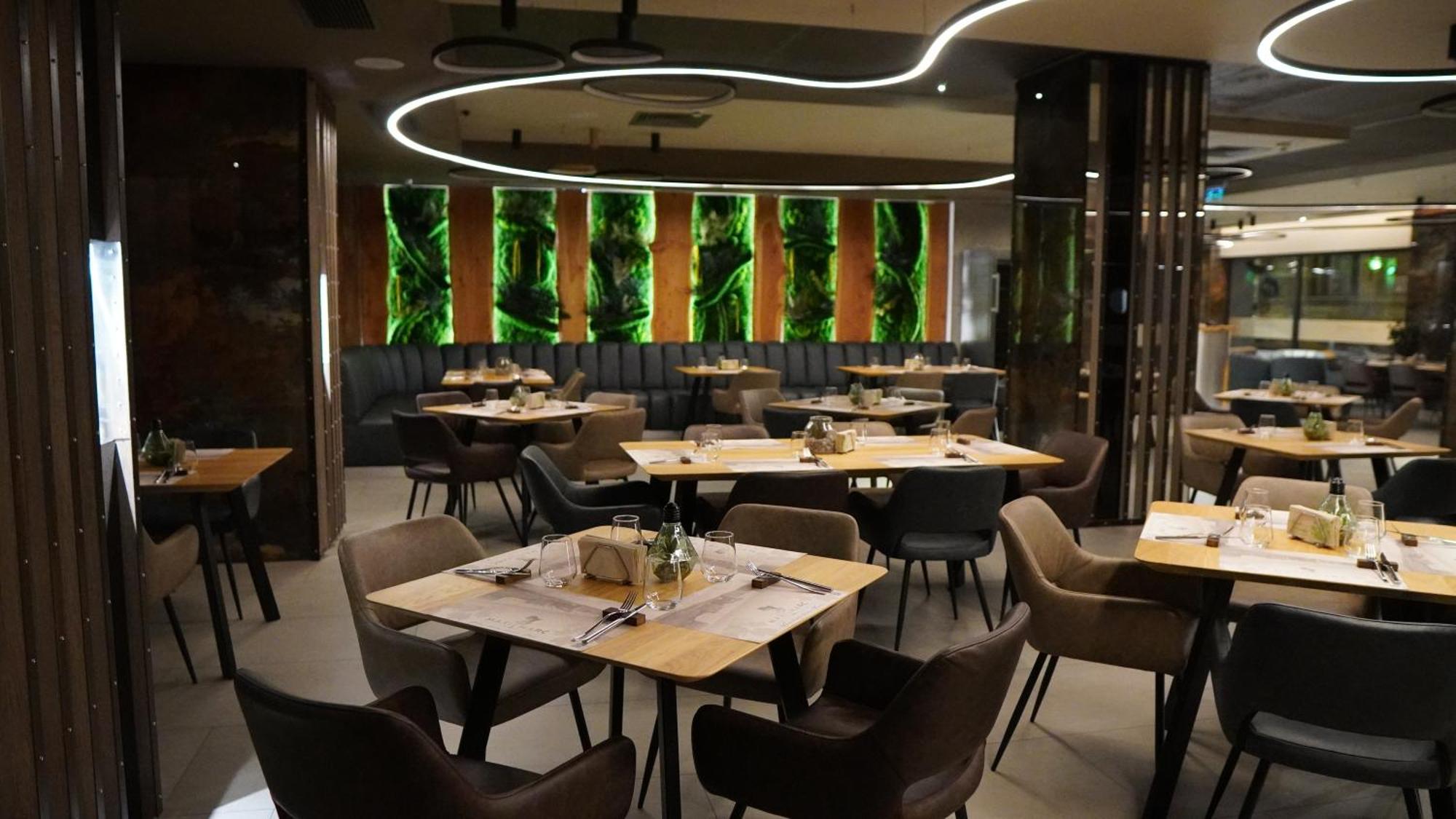 Aniroc Signature Hotel أراد المظهر الخارجي الصورة The interior of the restaurant