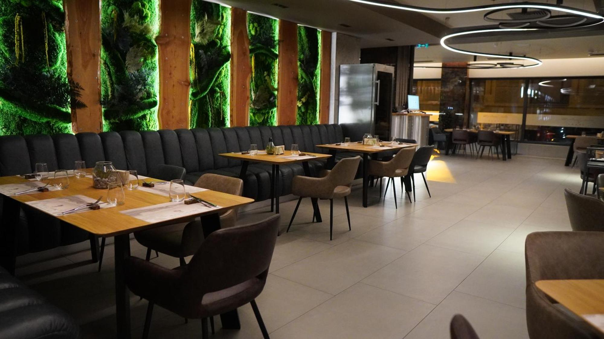 Aniroc Signature Hotel أراد المظهر الخارجي الصورة Interior of a restaurant in Belgrade