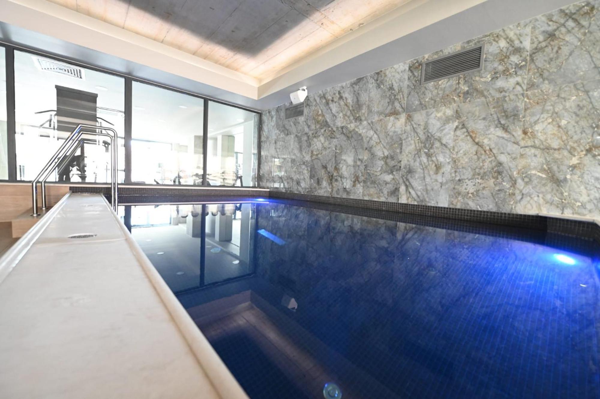 Aniroc Signature Hotel أراد المظهر الخارجي الصورة A pool with a glass wall