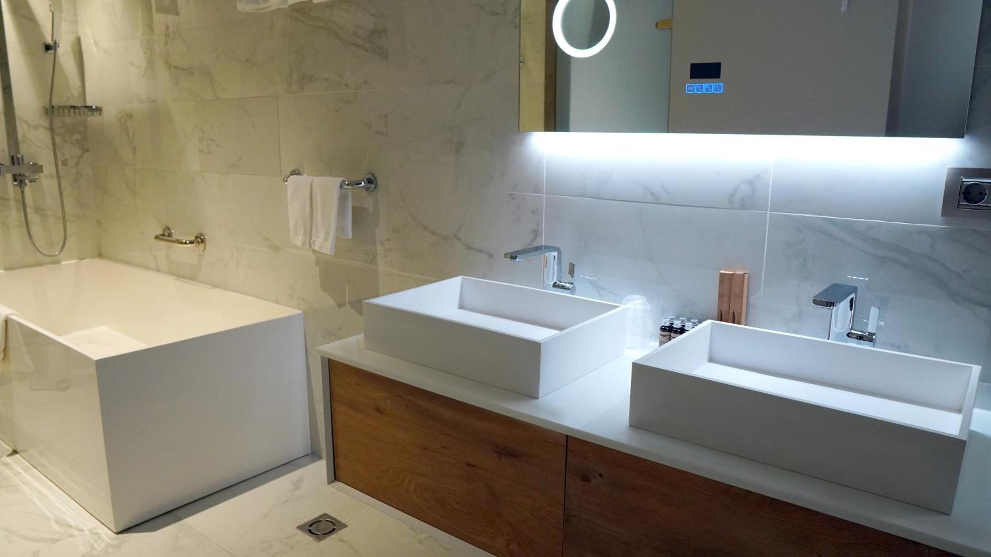 Aniroc Signature Hotel أراد المظهر الخارجي الصورة Bathroom with LED lighting