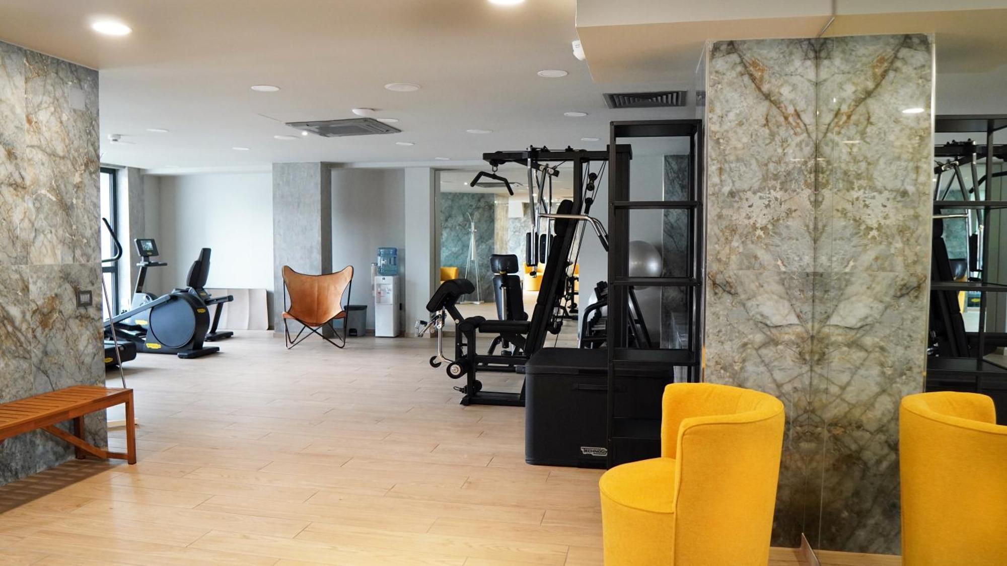 Aniroc Signature Hotel أراد المظهر الخارجي الصورة The gym at the hotel