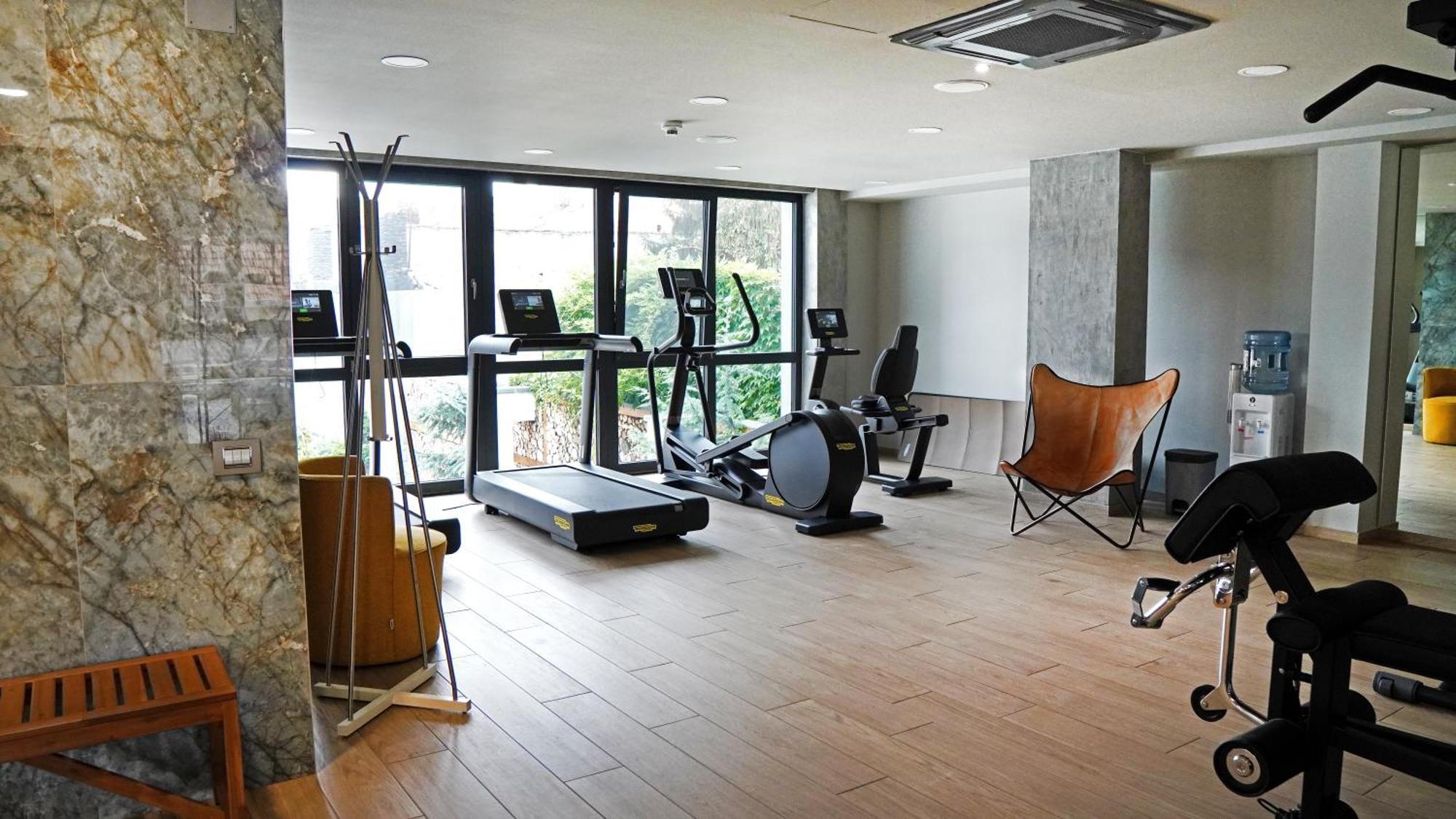 Aniroc Signature Hotel أراد المظهر الخارجي الصورة A gym in a hotel