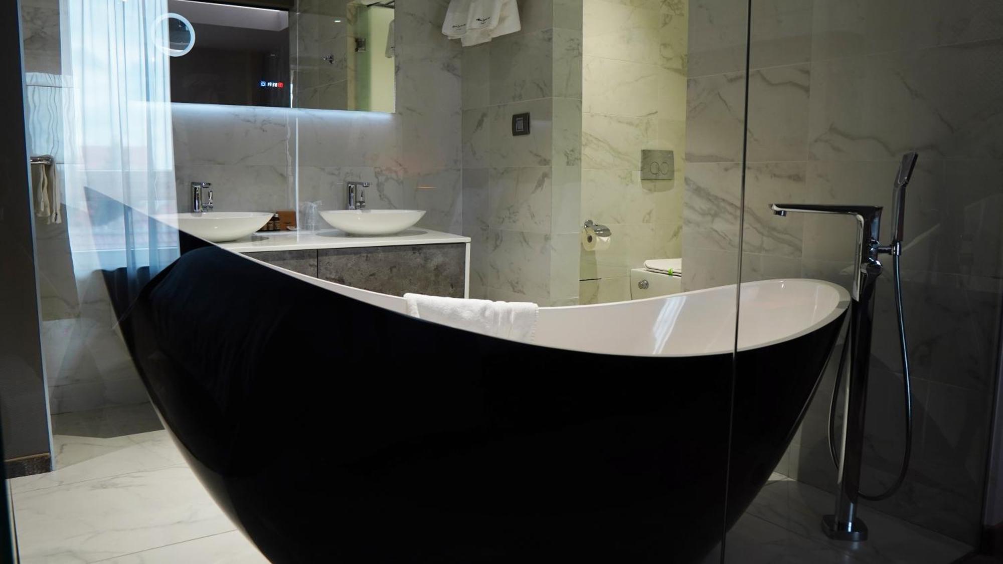 Aniroc Signature Hotel أراد المظهر الخارجي الصورة A freestanding bathtub