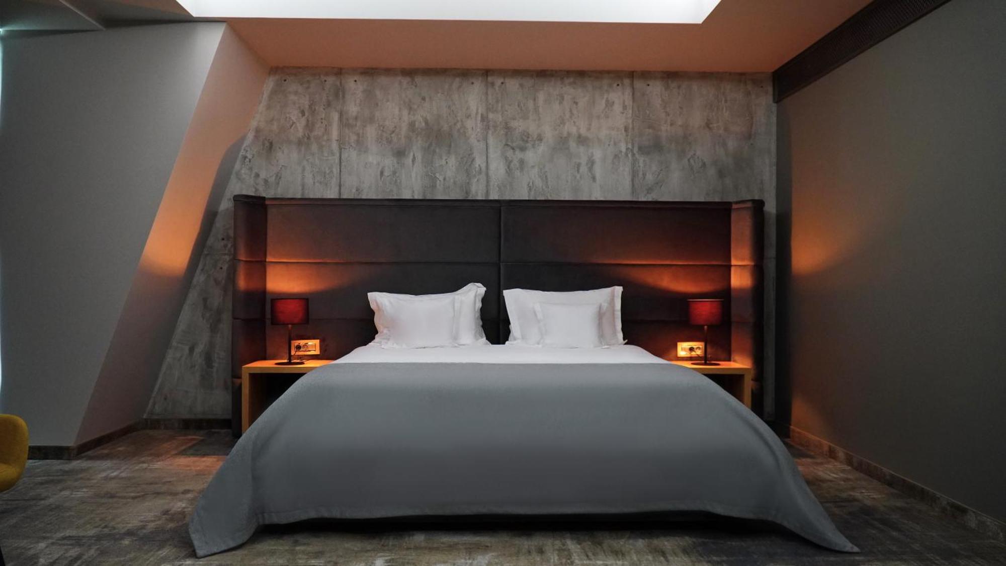 Aniroc Signature Hotel أراد المظهر الخارجي الصورة A bed with a duvet