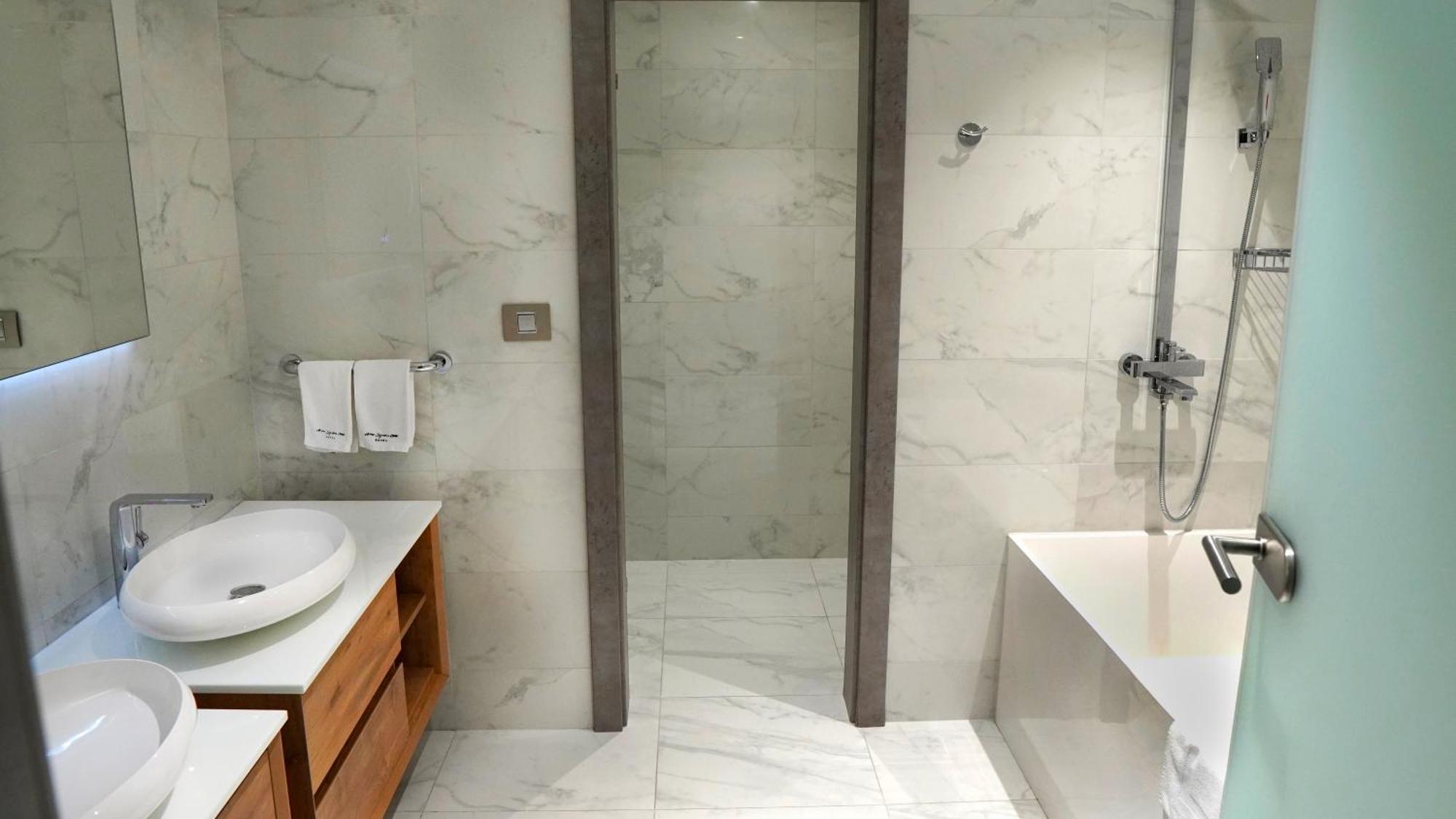 Aniroc Signature Hotel أراد المظهر الخارجي الصورة A shower door